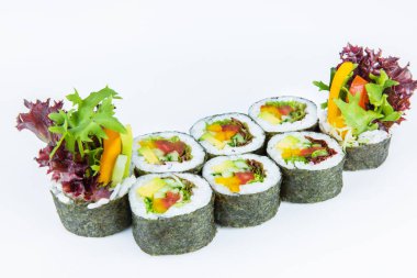 Japon Futomaki Suşi Yuvarlağı parçaları beyaza izole edilmiş. Domates, salatalık, avokado, paprika, dolmalık biber ve salata yapraklı Asya sebzeli Maki dürümü. Vejetaryen suşi rulosu.