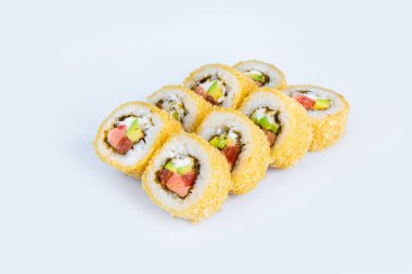 Japon Roll 'u gri arka planda izole edildi. Somon, avokado, Philadelphia krem peyniri ve domatesli Asya Hot Roll parçaları. Gri renkte yemek menüsü izolasyonu