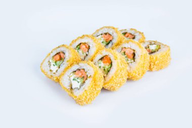 Gri arka planda izole edilmiş Japon ekmeği. Somon, salatalık, krem peynirli Asya Philadelphia Hot Roll parçaları. Gri renkte yemek menüsü izolasyonu