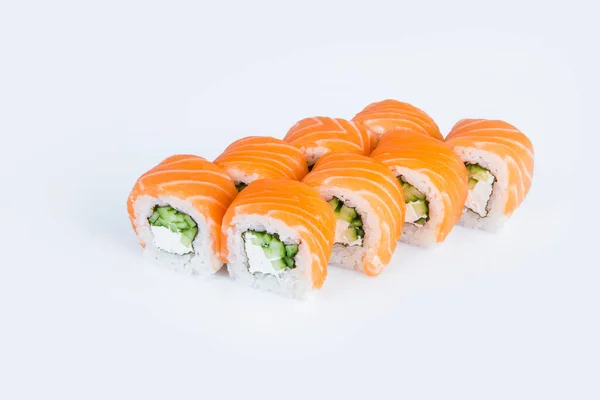 Rollo Sushi Japonés Con Pepino Queso Crema Filadelfia Salmón Parte — Foto de Stock