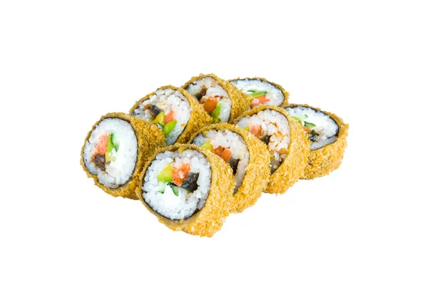 Japon sıcak suşi sarması tempura içinde beyaz arka planda izole edilmiş. Somon, yılan balığı, avokado, salatalık ve Norveç yosununa sarılmış Philadelphia peyniri ile Asya Banzai Roll parçaları. Beyazda izolasyon.