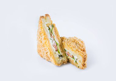 Gri arka planda izole edilmiş Somon sandviçi. İki aperatif balık. Fast food menüsü izolasyonu. Krem peynirli ve salata yapraklı kızarmış ekmek..