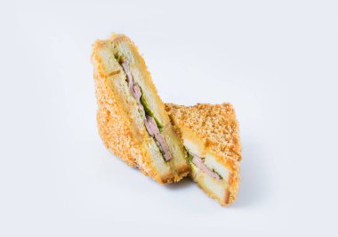 Gri arka planda kesilmiş etli sandviç. İki aperatif. Fast food menüsü izolasyonu. İçinde peynir olan lezzetli kızarmış ekmek. Tempura sandviçi 