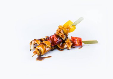 Japon kalamar şişleri ve dolmalık biber sosu. Yakitori Calamari beyaz arka planda izole edilmiş. Pan Asya yemeği izolasyonu. Kırmızı biberli Kusiyaki deniz ürünleri. 