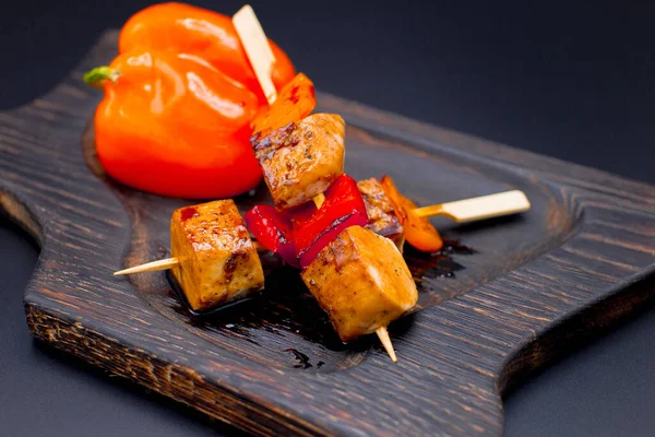 Dolmalık biberli Japon Tavuk Şişleri. Ahşap tahtada Yakitori Tavuğu ve arka planda sebze. Pan Asya izole yemeği. Kusiyaki tavuğu..