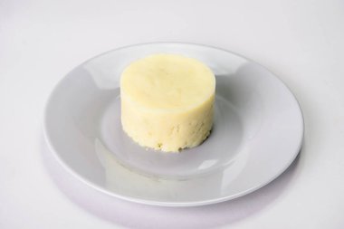 Mutfak halkasında servis edilen gri tabakta patates püresi. Restoran yemek menüsü gri arka plandaki izolasyonu süslüyor. Sıcak Yan Yemek.