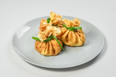 Rus başlangıç tabağı blini 'nin yan görüntüsü. Geleneksel taze soğan soğanlı krep aperatifi. Lezzetli yeni yıl yemeği. Gri tabakta servis edilen izole edilmiş ince krepler.