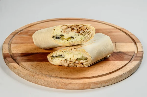 Grilované Maso Shawarma Role Sloužil Dřevěné Desce Izolované Pozadí Gyroskopy — Stock fotografie