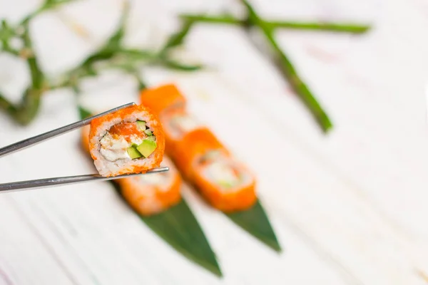 Detailní Záběr Sushi Roll Kus Zabalený Rýži Létající Ryby Jikry — Stock fotografie