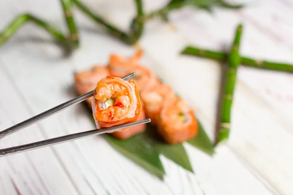 Close Sushi Roll Piece Salmon Tataki Avocado Black Tiger Shrimp — Stock Photo, Image