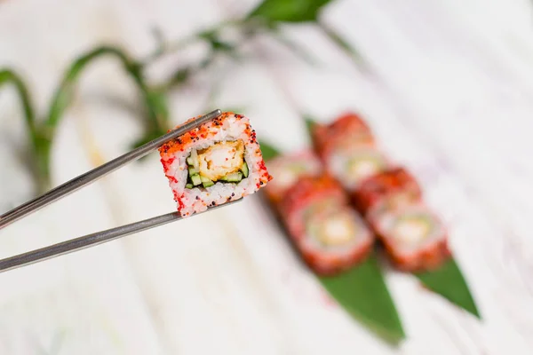 Detailní Záběr Sushi Roll Kus Zabalený Rýži Létající Ryby Jikry — Stock fotografie