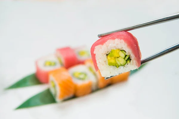 Zblízka Sushi Roll Kus Lososem Plátky Tuňáka Horní Držení Kovových — Stock fotografie