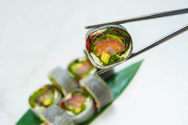 Sluiten Van Sushi Roll Stuk Zonder Rijst Met Avocado Zalm — Stockfoto