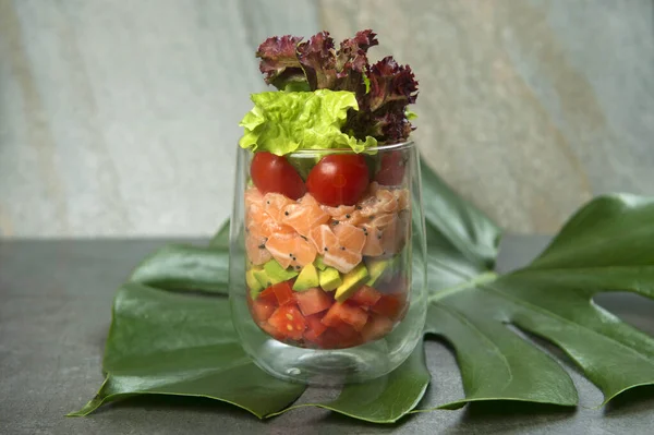 Vue Latérale Salade Tartare Saumon Cru Servie Verre Couches Légumes — Photo