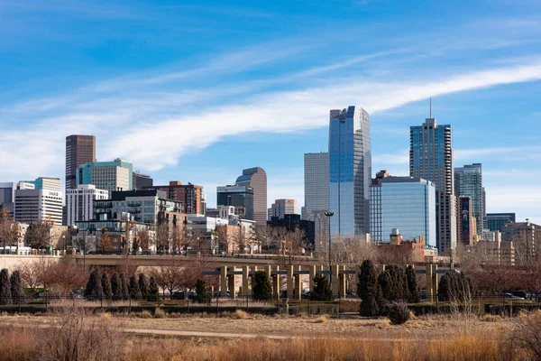 Skyliine von Denver zur Winterzeit ohne Schnee.