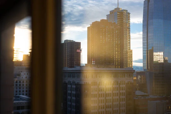 Sonnenuntergang fotografier durch ein Fenster mit Sonnenlicht-Rekflektion im Fensterglas.
