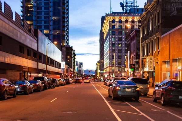 Strassenzug bei Abendstimmung im Stadtzentrum von Denver.