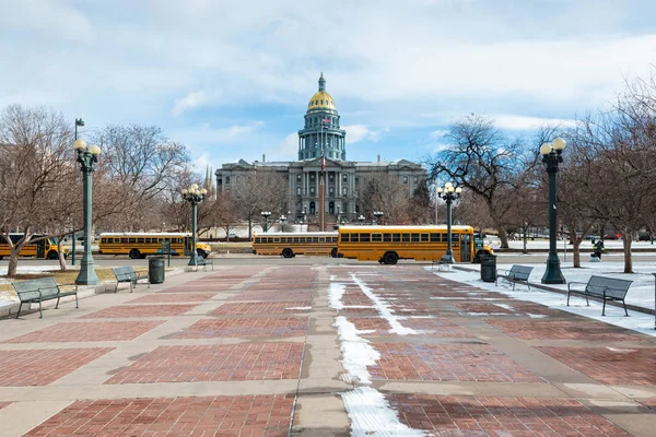 Okul Otobüs Denver Colorado Eyaleti Meclis Binası önünde