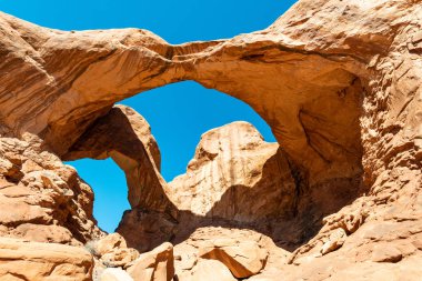 Çift kemer Utah Moab yakınındaki Arches National Park sırasında gün ışığına