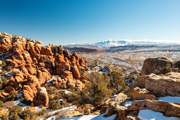Arches Ulusal Parkı arkada bazı Dağları ile üzerinden panoramik görünüm.