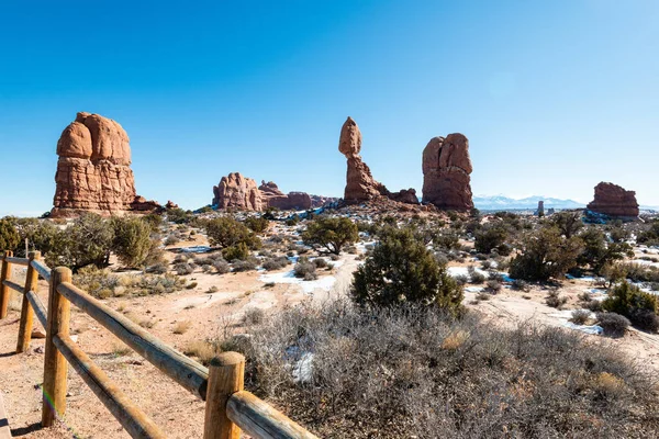Dengeli kayadır bir ilgi içinde Arches National Park