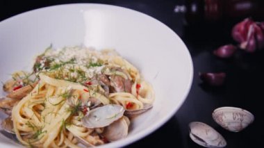Midyeli makarna. Deniz ürünleri ile makarna. Midyeli spagetti. Yemek videosu. Restoranlar ve kafeler için video. Bir İtalyan restoranında makarna servisi. Restoranda yemek servisi.  