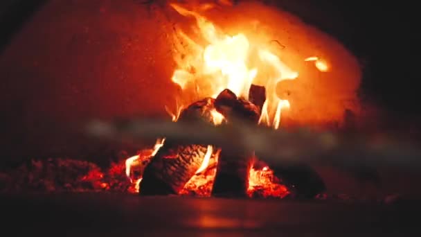 Chef Kok Zet Pizza Schop Naar Pizza Oven Waar Hout — Stockvideo