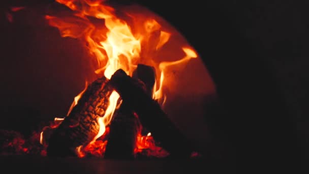 火が木製のストーブで燃えている ピザオーブン 火のスローモーション 燃えている薪のクローズアップ ストーブはピザを調理するために準備されています イタリアンレストランのピザオーブン — ストック動画