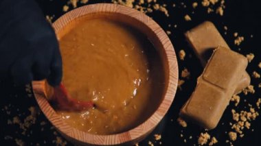 Biri köri kaşıkla karıştırıyor. Japon siyah arka plan üst görünümünde köri. Yemek videosu. Asya yemeği. Asya mutfağı. Yemek köri.
