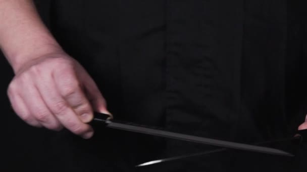 Afilado Del Cuchillo Por Chef Experto Fondo Negro Cuchillos Japoneses — Vídeo de stock