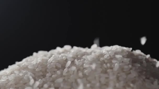 白米掉下来了 干米倒在黑色背景上 慢动作 黑色背景 食品视频 亚洲美食 日本餐厅 日本料 — 图库视频影像