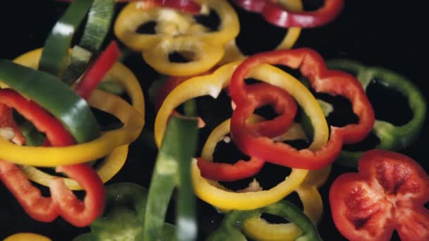 Poivron Haché Tombe Sur Table Noire Papier Rouge Vert Jaune — Video