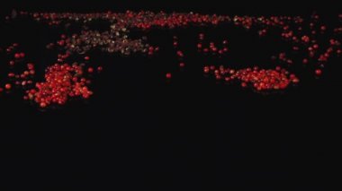 Biber karışımı siyah bir arka planda gidiyor. Baharat siyah masada hareket ediyor. Farklı baharat çeşitleri. Gıda video siyah arka plan yakın. Mutfak Tezgah üzerine düşen karışık karabiber.