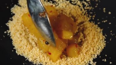 Birisi ekmek kırıntıları üzerinde ananas parçaları koyuyor. Tatlı yapmak. Tatlılar yemek. Makro yavaş hareket gıda video. 