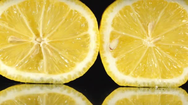 Slow Motion Pressa Saft Från Citron Närbild Pressa Citronsaft Svart — Stockvideo