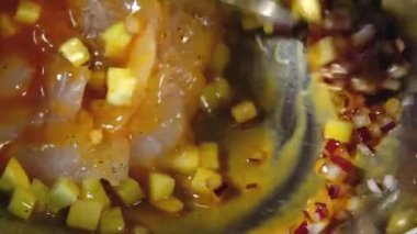Balık ve sebze yemeği. Deniz ürünleri salatası. Bir yemek yemek. Yemek salatası. arka plan video kapatmak makro gıda siyah yiyecek.