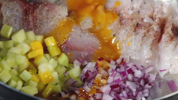 Fischfilet Mit Gemüse Übergießt Sauce Fischsalat Mit Orangensoße Makro Zeitlupe — Stockvideo