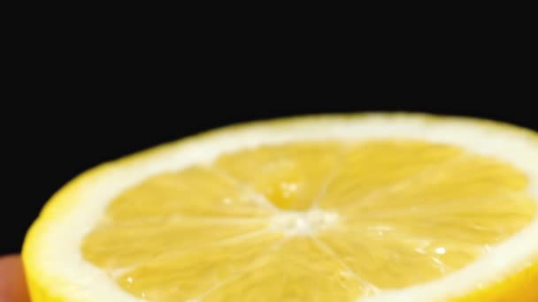 Zitronensaft Ausdrücken Zeitlupe Den Saft Einer Zitrone Aus Nächster Nähe — Stockvideo
