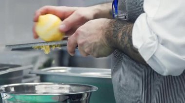 Limon kabuğu. Limon cilt üzerinde yavaş hareket narenciye zester, güzel arka plan karşı düşen lezzet girdaplar. limon kabuğu. mutfakta bir rende üzerine limon kabuğu sürtünme. Sağlıklı yiyecekler. Close. Makro