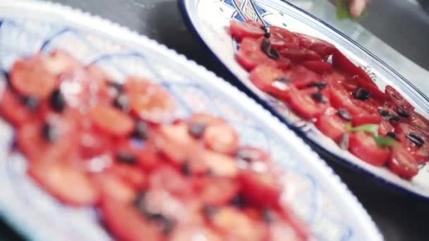 Tomaten Basilikum Salat Jemand Macht Einen Gemüsesalat Der Koch Macht — Stockvideo