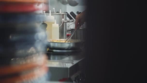 Chef Cocinando Espaguetis Alguien Haciendo Pasta Cocina Vídeo Comida Preparación — Vídeo de stock