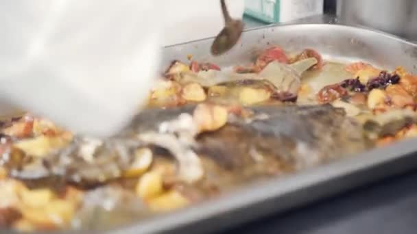 Peixes Estão Fritando Uma Panela Com Legumes Cozinhar Filetes Peixe — Vídeo de Stock
