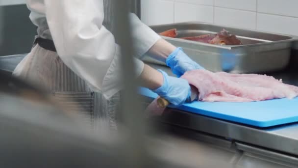 魚の切断 魚は料理をしている ナイフが魚を切っている 新鮮なシーフード 食品ビデオマクロ — ストック動画
