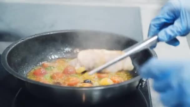 Peștele Prăjește Într Tigaie Legume Gătirea Fileurilor Pește Bucătărie Bucătarul — Videoclip de stoc