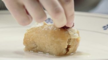 Tatlı yapıyorum. Çilek ve nane ile Tatlı rom baba. Pasta şefi tatlı rom baba pişirme. gıda video yakın