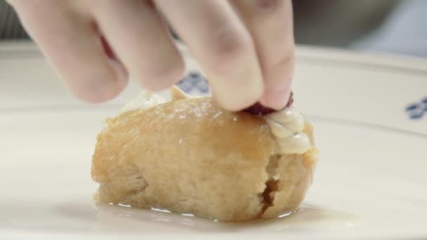 Tatlı Yapıyorum Çilek Nane Ile Tatlı Rom Baba Pasta Şefi — Stok video