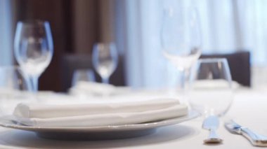 Garson restoranda bir masa servis ediyor. Birisi bir İtalyan restoranında masayı hazırlıyor. Tabaklar çatal bardaklar masaya konur. gıda video yakın