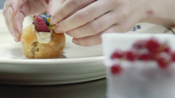 Att Göra Efterrätt Dessert Rum Baba Med Bär Och Mynta — Stockvideo