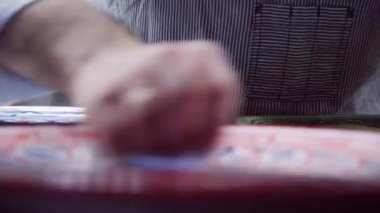 Restoranda parlak tabaklar. İtalyan yemekleri. Restoran için yemekler. Kafedeki tabaklar. Yemek videosu. Plakalı çerçeveler. Tabaklarla çerçeveler.