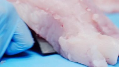 Balık kes. Balık kesme. Balıklar pişer. Bıçak balığı kesiyor. Taze deniz ürünleri. gıda video makro 